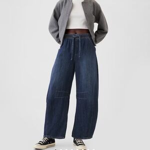 GAP Mid Rise Easy Horseshoe Jeans in Dark Indigo Color.